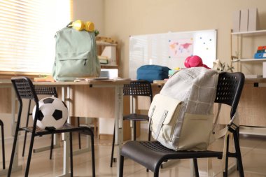 Sınıfta öğrencinin sırt çantası sandalyede.