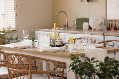 Paskalya için yemek masası. Mutfakta çiçekler var.