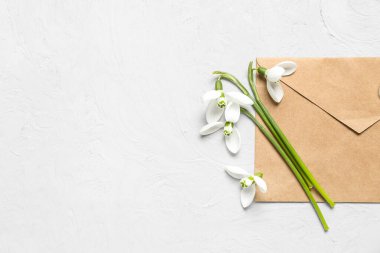 Gri arkaplanda güzel kar damlaları ve zarf