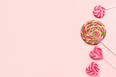 Pembe bir arka plan üzerinde tatlı lolipop