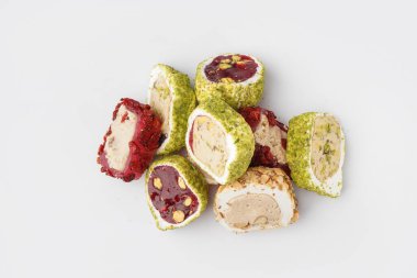 Beyaz arka planda izole edilmiş lezzetli Türk lokumu