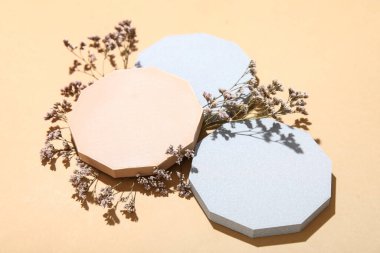 Bej arkaplanlı çingene çiçekleriyle dekoratif sıva podyumları