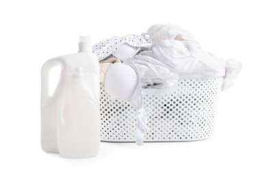 Kirli elbiseli sepet ve beyaz arka planda deterjan.