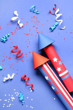 Mavi arka planda Bağımsızlık Günü için havai fişek, yılan ve konfeti