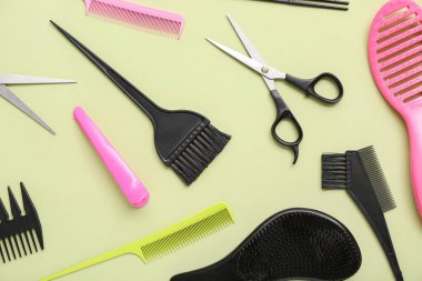 Yeşil arka planda kuaför aksesuarları olan kompozisyon