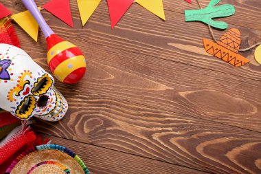 Ahşap arka planda Meksika sembollerinden yapılmış çerçeve