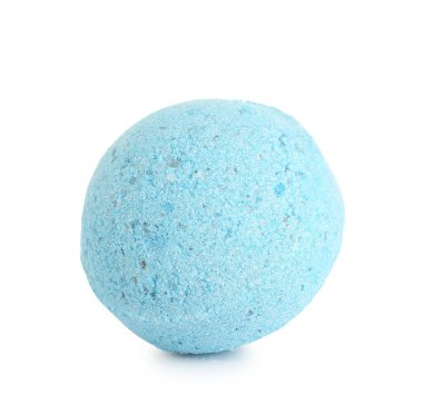 Beyaz arka planda mavi banyo bombası