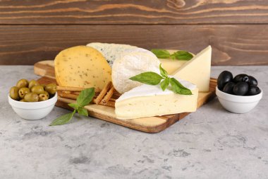 Peynir tablo farklı tipleri ile ahşap tahta