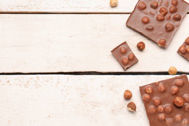 Hafif ahşap arka planda fındıklı tatlı çikolata