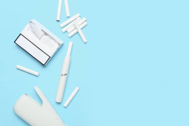 Modern elektronik puro, mavi arka planda paketleme ve yapıştırma