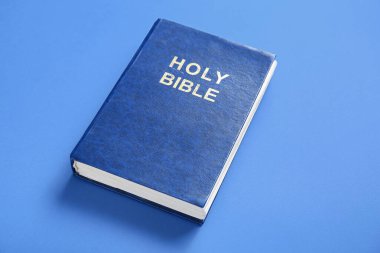 Mavi arka planda kutsal İncil
