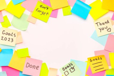 Beyaz arkaplan üzerinde sözcükler olan yapışkan notlardan yapılmış çerçeve