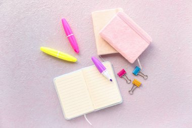 Hafif arkaplanda dizüstü bilgisayar, işaret ve klasör klipleri içeren kompozisyon