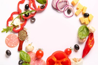 Beyaz arka planda pizza hazırlamak için malzemeden yapılmış çerçeve