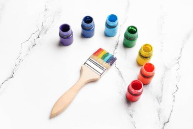 Beyaz grunge arkaplanda boyalı fırça