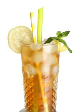 cam buz çay limon ve beyaz zemin üzerine nane