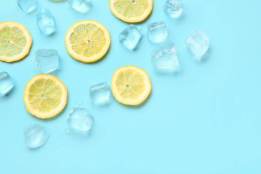 Mavi arka planda buzlu limon dilimleri