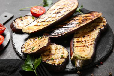 Koyu arkaplanda nefis ızgara patlıcanlar.