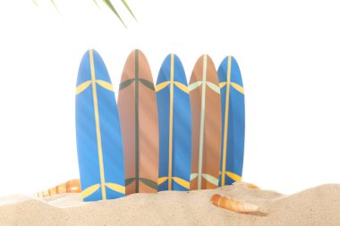 Beyaz arka planda kumların üzerinde deniz kabukları olan mini sörf tahtaları