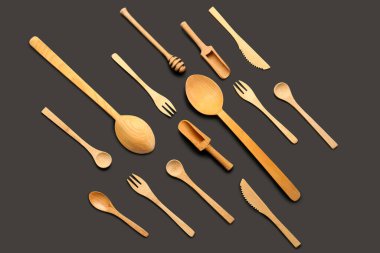 Siyah arkaplanda ahşap mutfak aletleri