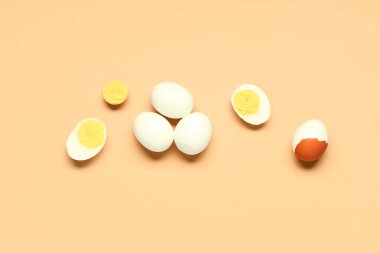 Turuncu arkaplanlı kaynamış yumurta.