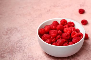 Pembe arka planda taze ahududu kasesi