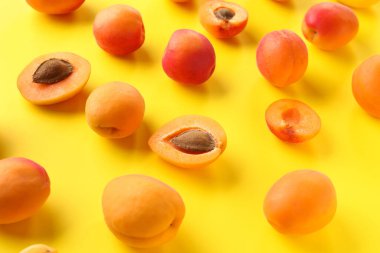 Sarı arka planda tatlı kayısılar