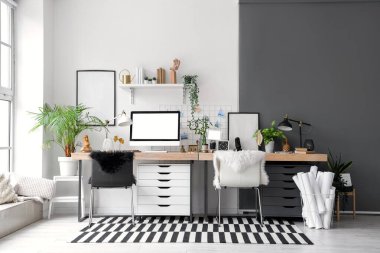 Modern ofis, işyerleri ve ev bitkileri.