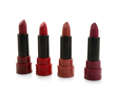Beyaz arkaplanda farklı tonlarda güzel kırmızı rujlar