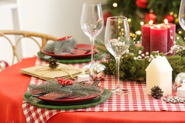 Noel kutlaması için servis edilen şenlikli yemek masası, yakın çekim.