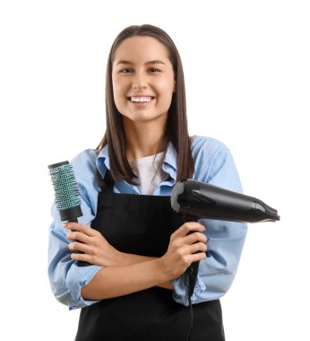 Kurutuculu ve beyaz arka planda fırçası olan kadın kuaför.