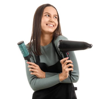 Kurutuculu ve beyaz arka planda fırçası olan kadın kuaför.