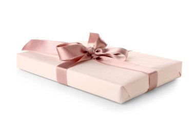 Beyaz arka planda pembe fiyonklu hediye kutusu. Uluslararası Kadınlar Günü