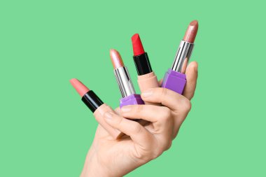 Yeşil arka planda el ele tutuşan ruj