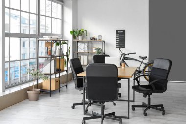 Ofis içi iş toplantısı için masa hazırlandı.