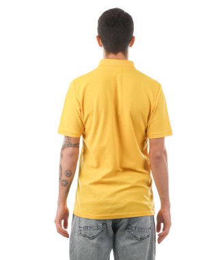 Beyaz arka planda şık sarı tişörtlü yakışıklı genç adam.