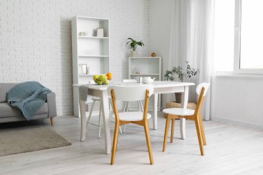 Yemek masası ve raf üniteleriyle aydınlatma odasının içinde.