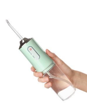 Beyaz arka planda oral temizleyici tutan kadın eller.