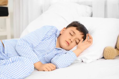 Yatak odasında uyuyan sevimli küçük çocuk.