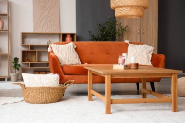 Kanepesi ve kahve masası olan bir oturma odası.