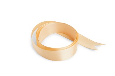 Beyaz arkaplanda yuvarlanmış kurdele