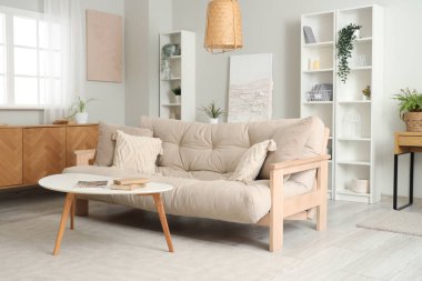 Oturma odasının iç tarafında rahat bir kanepe ve kahve masası var.