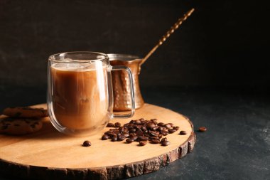 Kahve çekirdekli buzlu latte ve siyah arkaplanlı kahve.