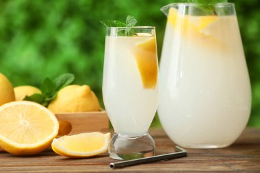 Dışarıdaki ahşap masada naneli taze limonata.