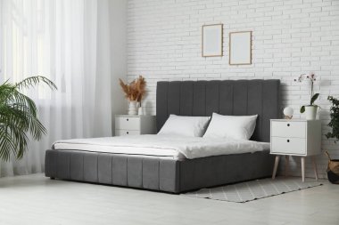 Yeni ortopedik şilteli battaniyeli ve şık yataklı oda