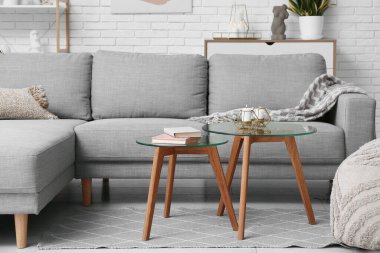 İçinde kanepe, sehpa ve yanan mumlar olan modern bir oturma odası.