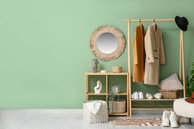 Koridorun iç tarafında şık kıyafetler ve aynalarla dizilin.