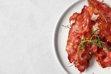 Beyaz arka planda kızarmış pastırmalı pastırma kabuğu.