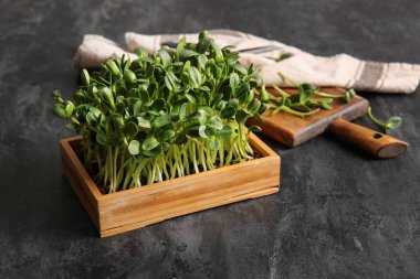 Koyu yeşil lahanalı ahşap kutu.