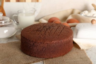 Hafif grunge arka planda malzemeleri olan lezzetli çikolatalı kek.